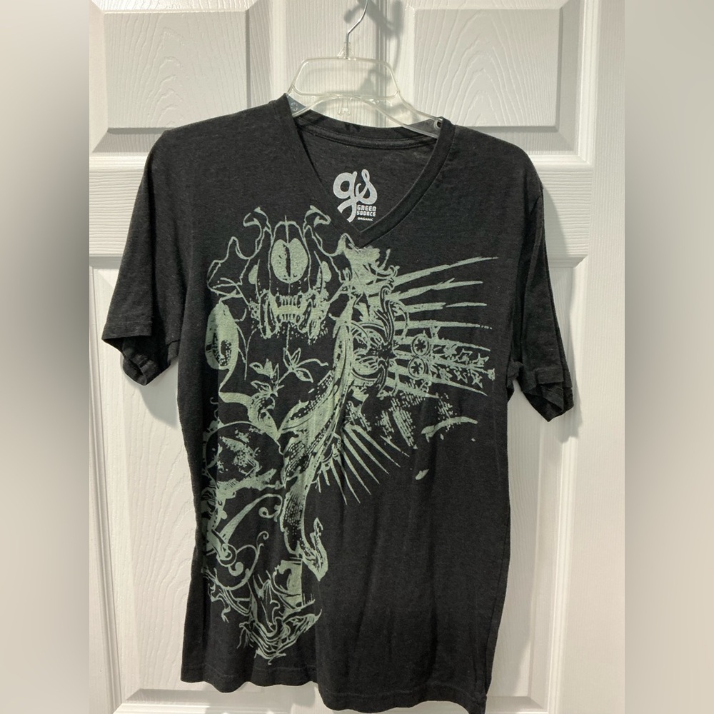 Black and Green Short Sleeve Tee with Ornamental Design size Medium